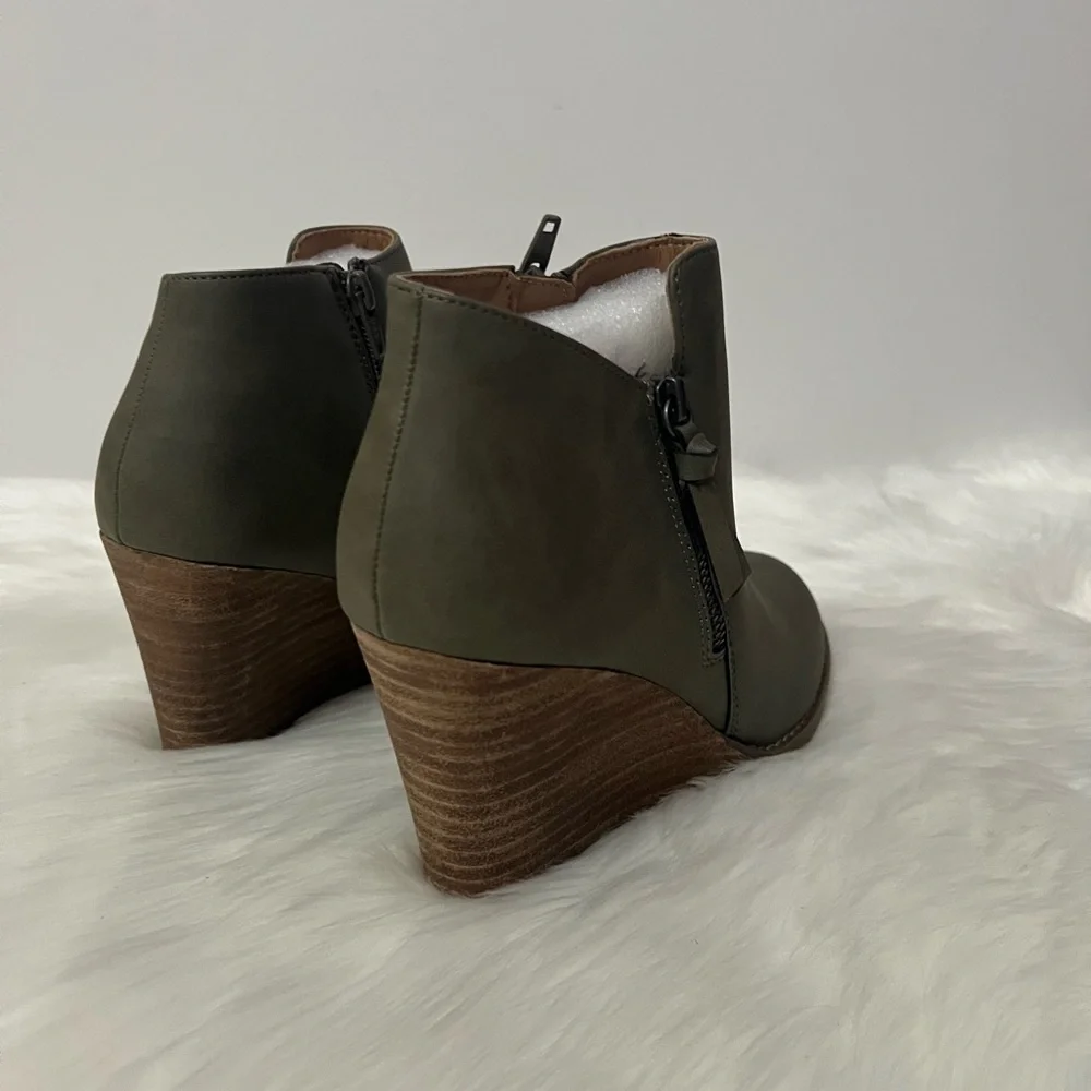 Report Womens Olive Guine Zipper Wedge Heeled Bootie Boots Size 7.5 NWOB